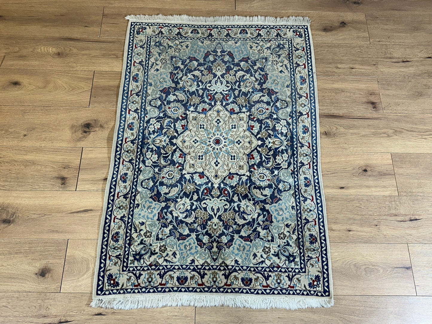 Orientteppich handgeknüpft Nain mit Seide 133x90 cm