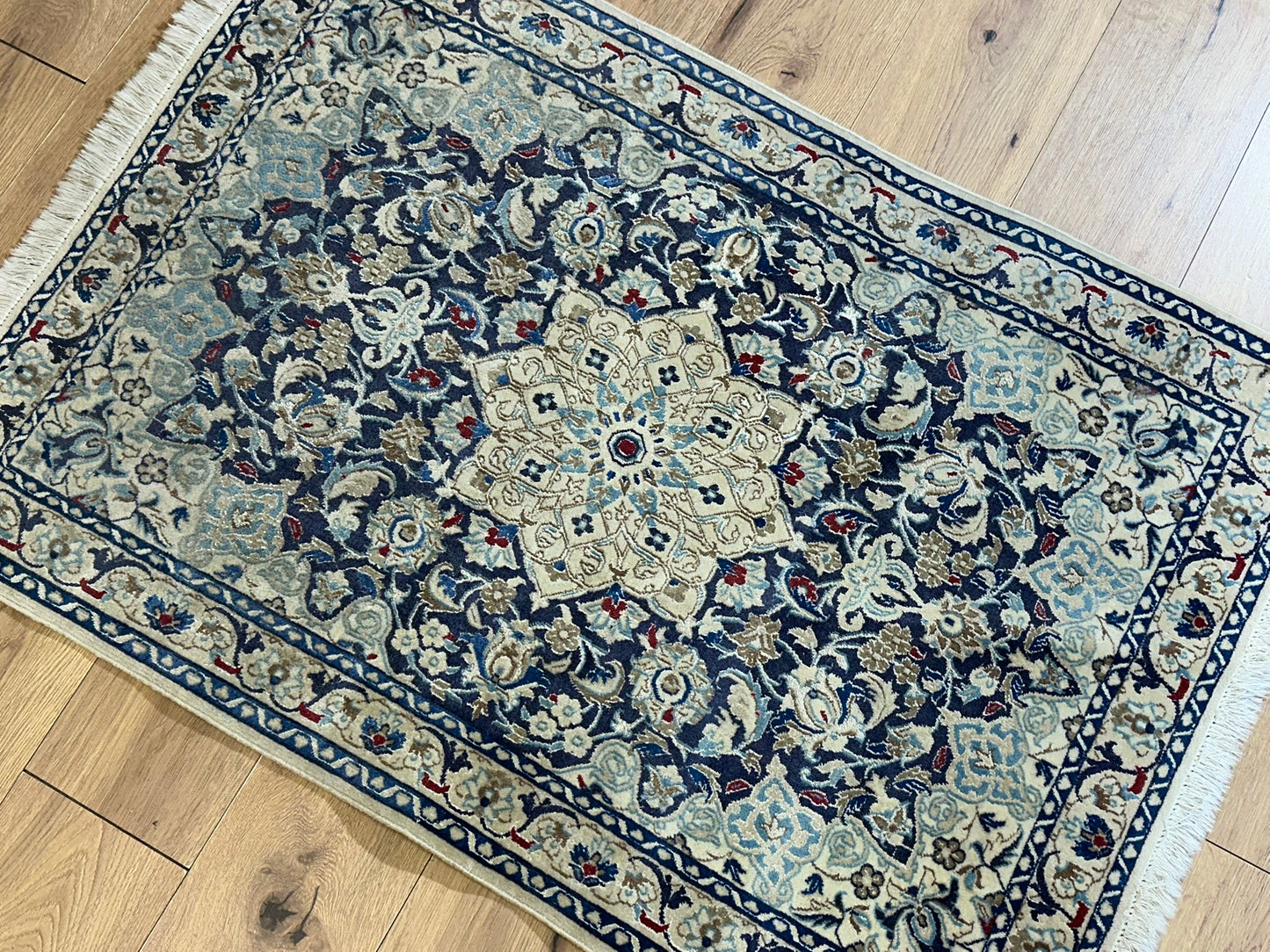 Orientteppich handgeknüpft Nain mit Seide 133x90 cm