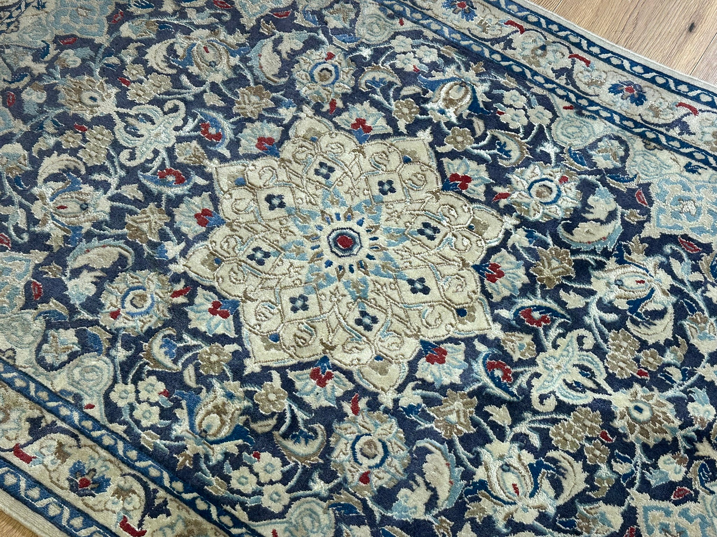 Orientteppich handgeknüpft Nain mit Seide 133x90 cm