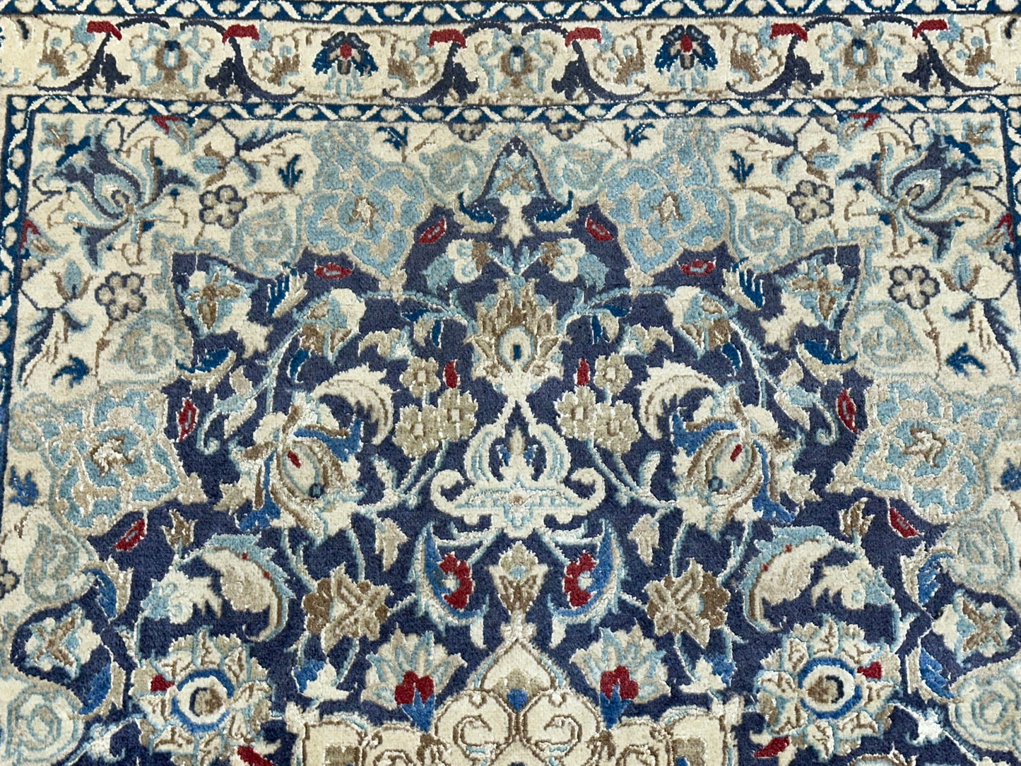 Orientteppich handgeknüpft Nain mit Seide 133x90 cm