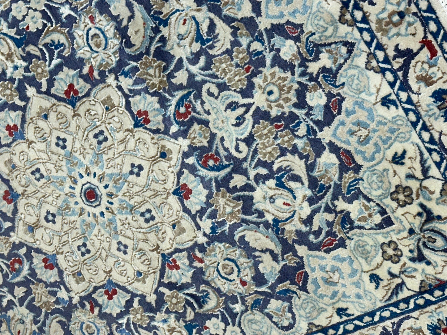 Orientteppich handgeknüpft Nain mit Seide 133x90 cm