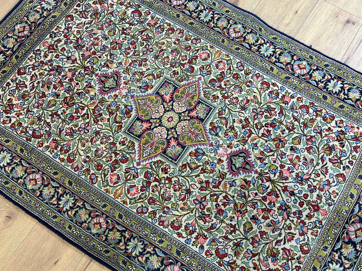Orientteppich handgeknüpft Ghom Korkwolle 160x105 cm