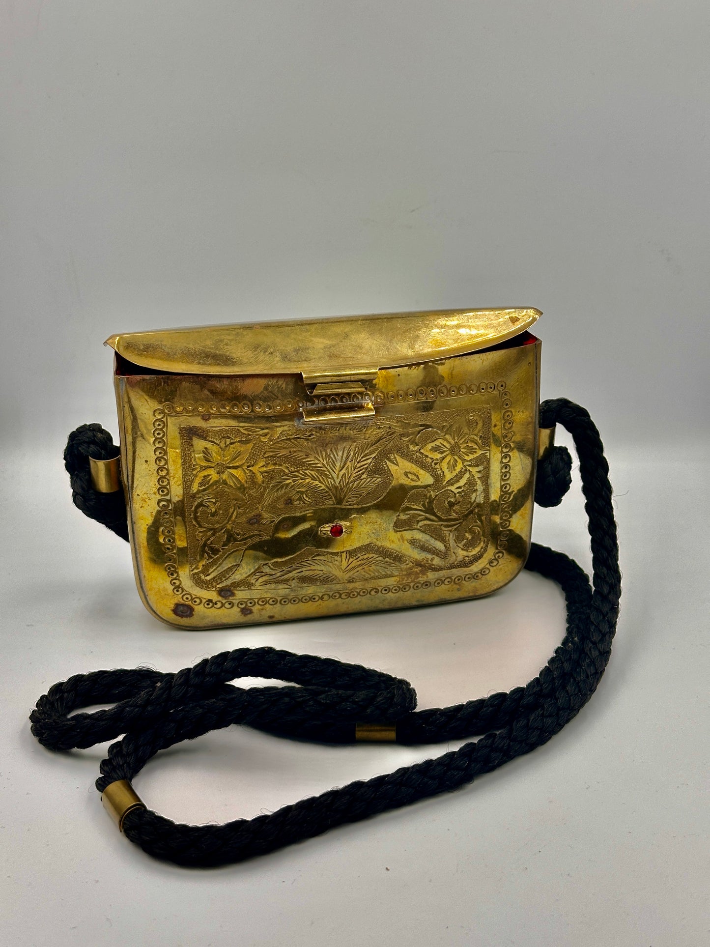 Antike Tasche aus Messing mit Kordel - Verziert mit Tier- und Blumenmotiven