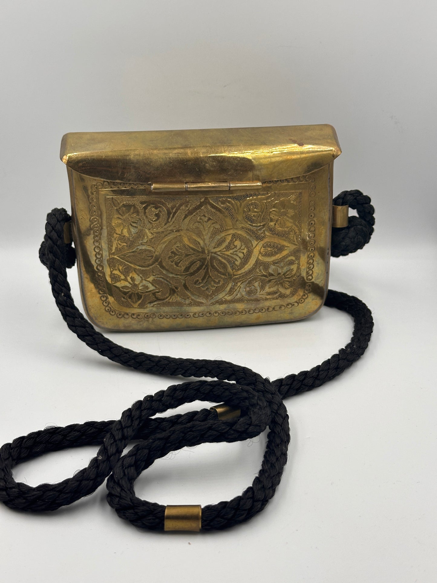 Antike Tasche aus Messing mit Kordel - Verziert mit Tier- und Blumenmotiven
