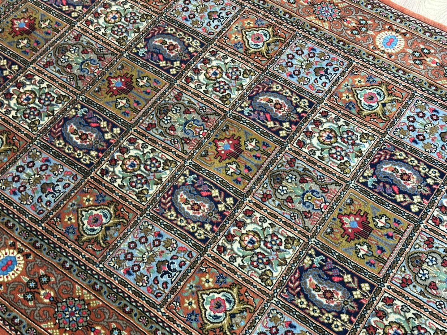 Orientteppich handgeknüpft Ghom Felder Korkwolle 155x110 cm