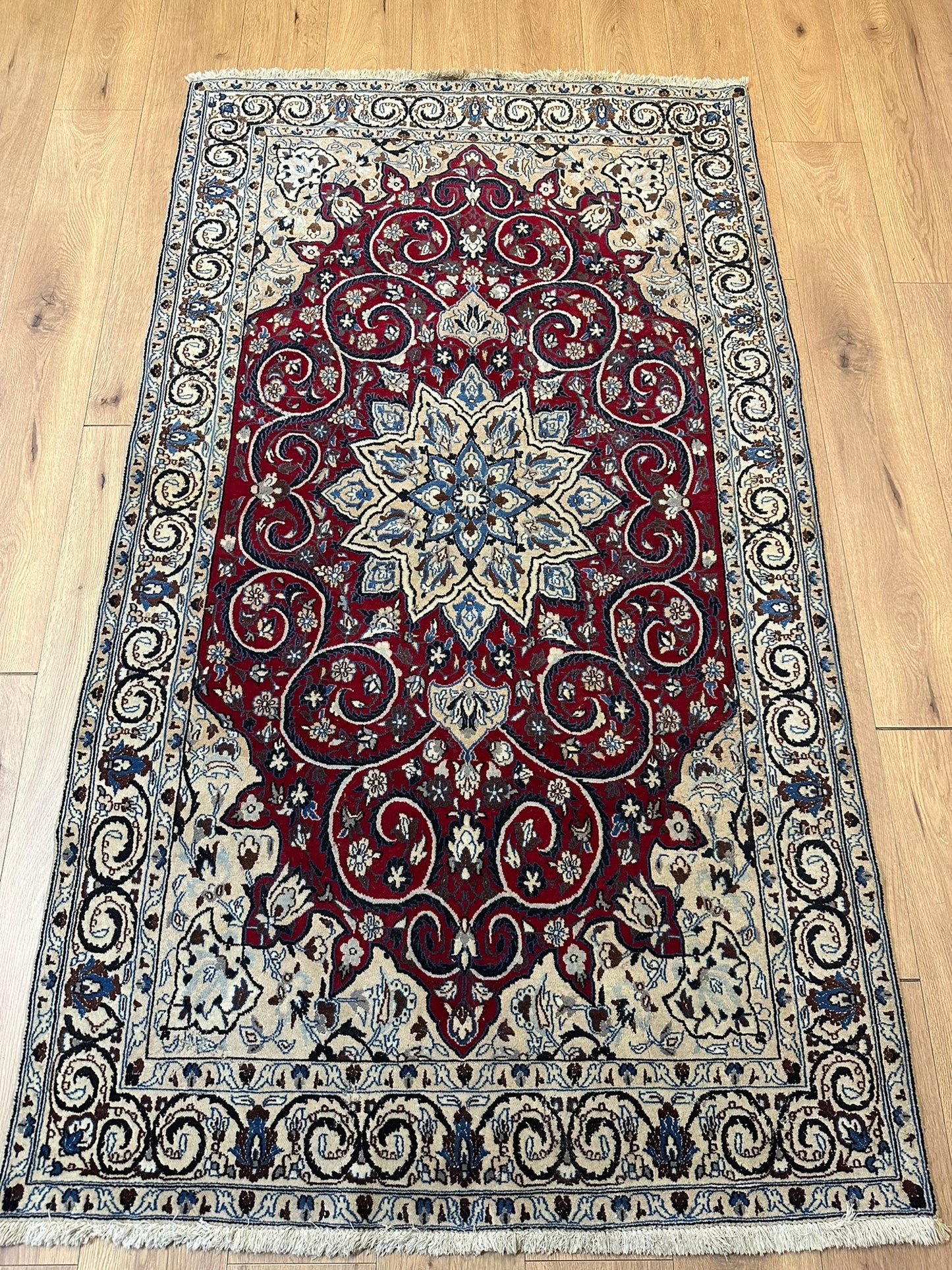 Orientteppich handgeknüpft Nain 220x127 cm mit Seide