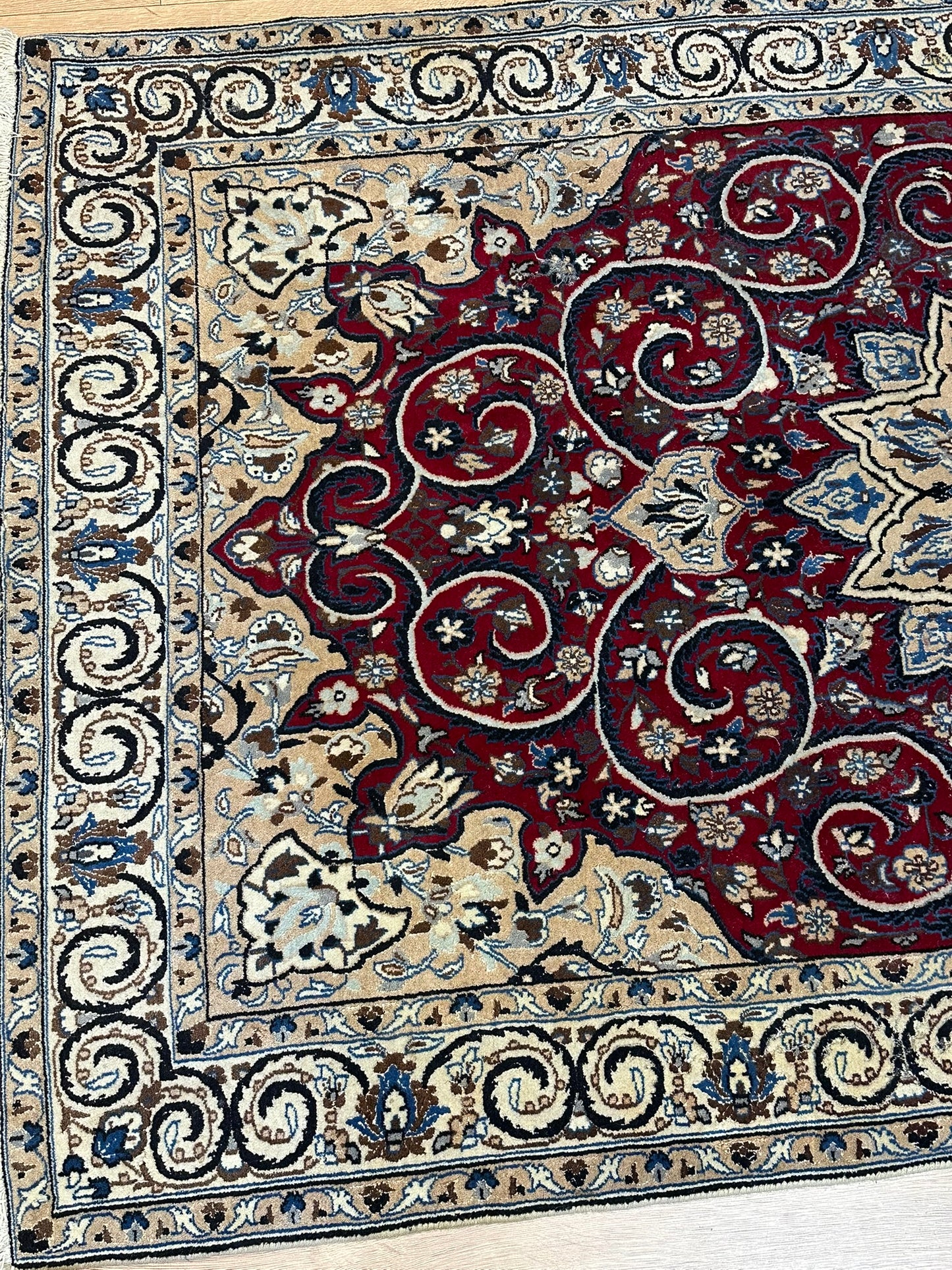 Orientteppich handgeknüpft Nain 220x127 cm mit Seide