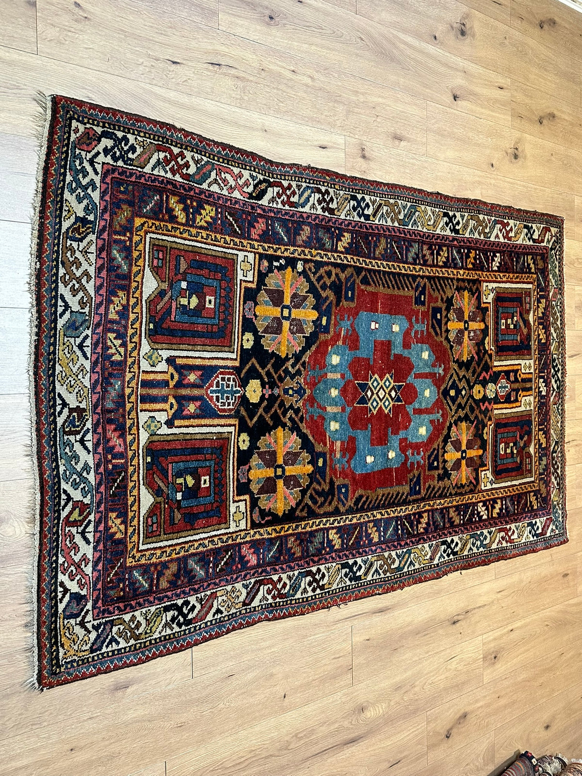Antiker Orientteppich handgeknüpft Bachtiar Wolle 215x135 cm