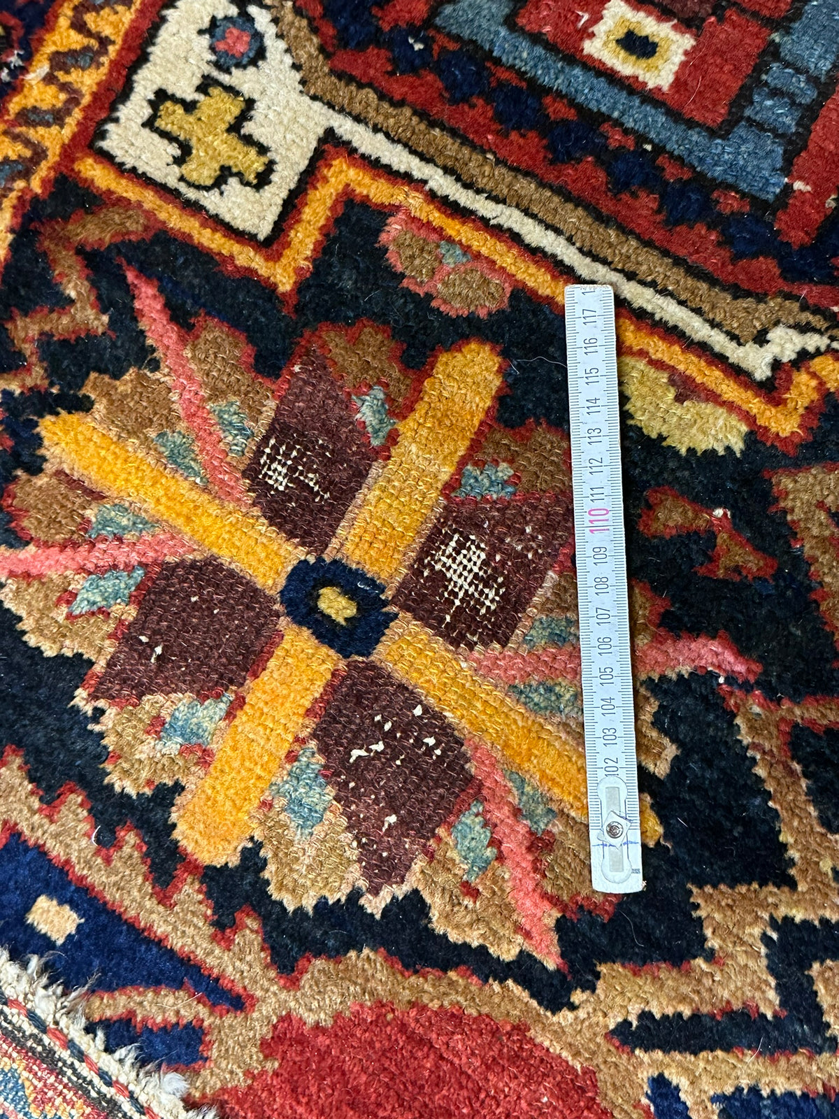 Antiker Orientteppich handgeknüpft Bachtiar Wolle 215x135 cm