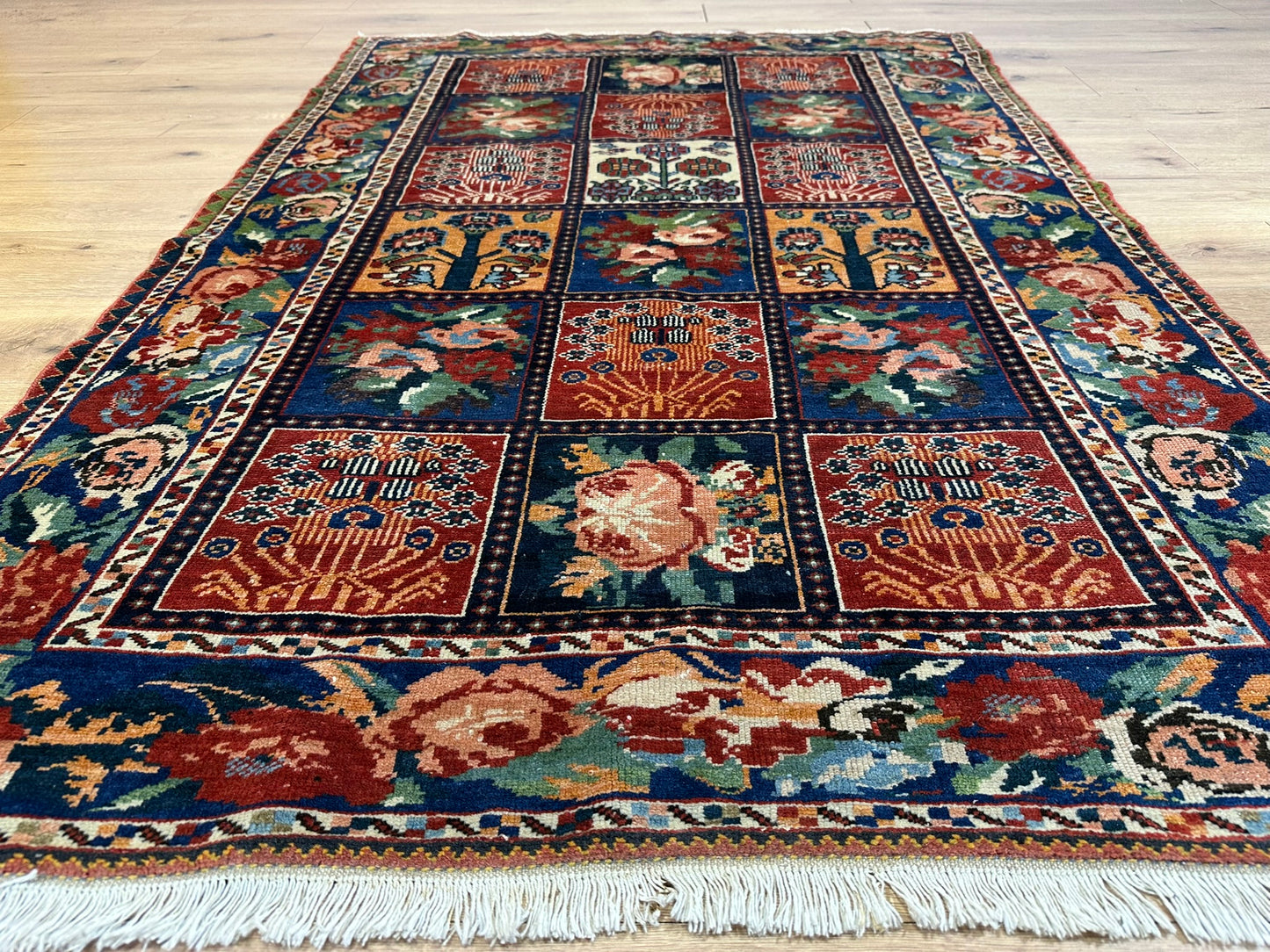 Antik Orientteppich handgeknüpft Bachtiar Felder  195x135 cm
