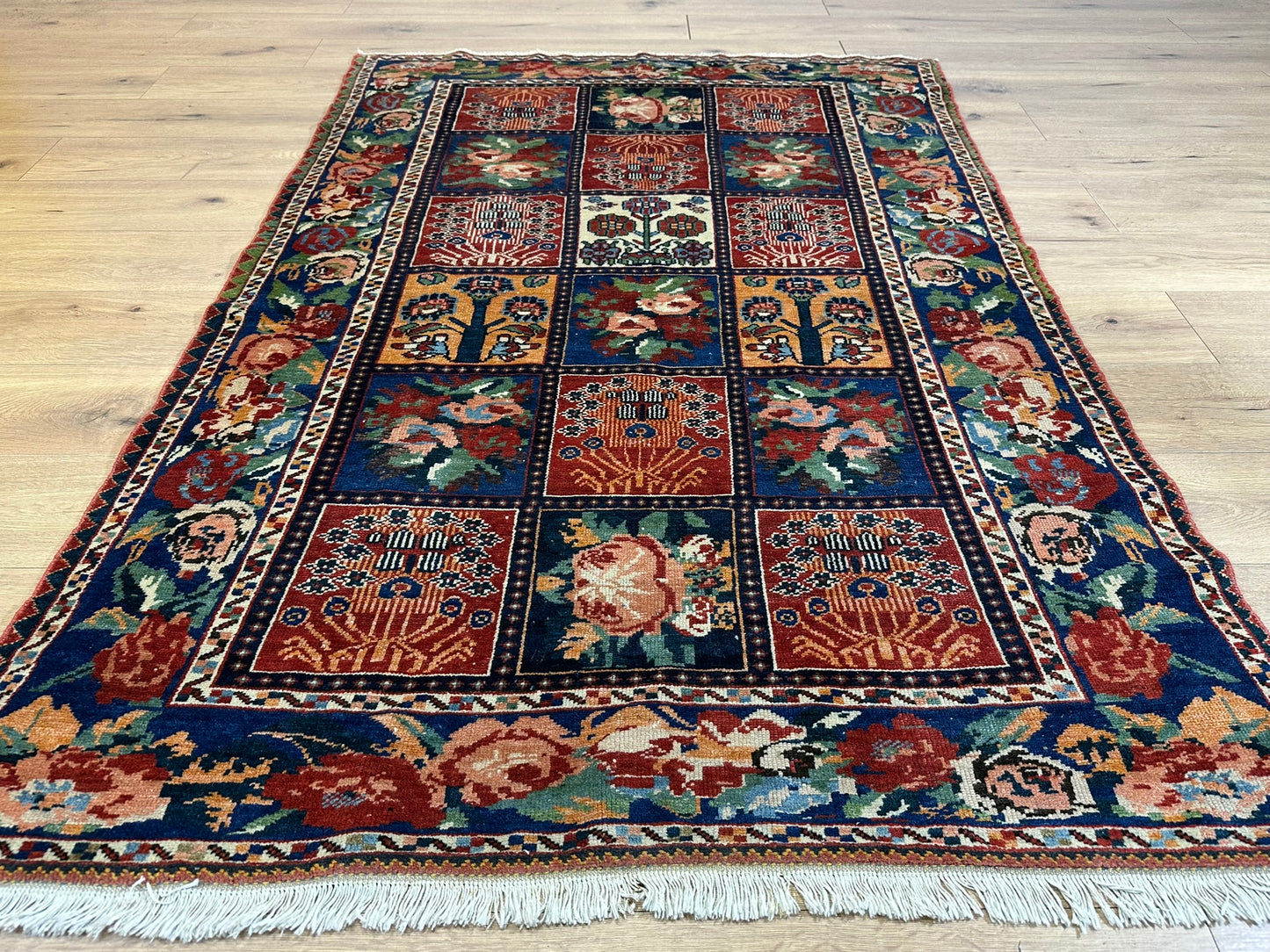Antik Orientteppich handgeknüpft Bachtiar Felder  195x135 cm
