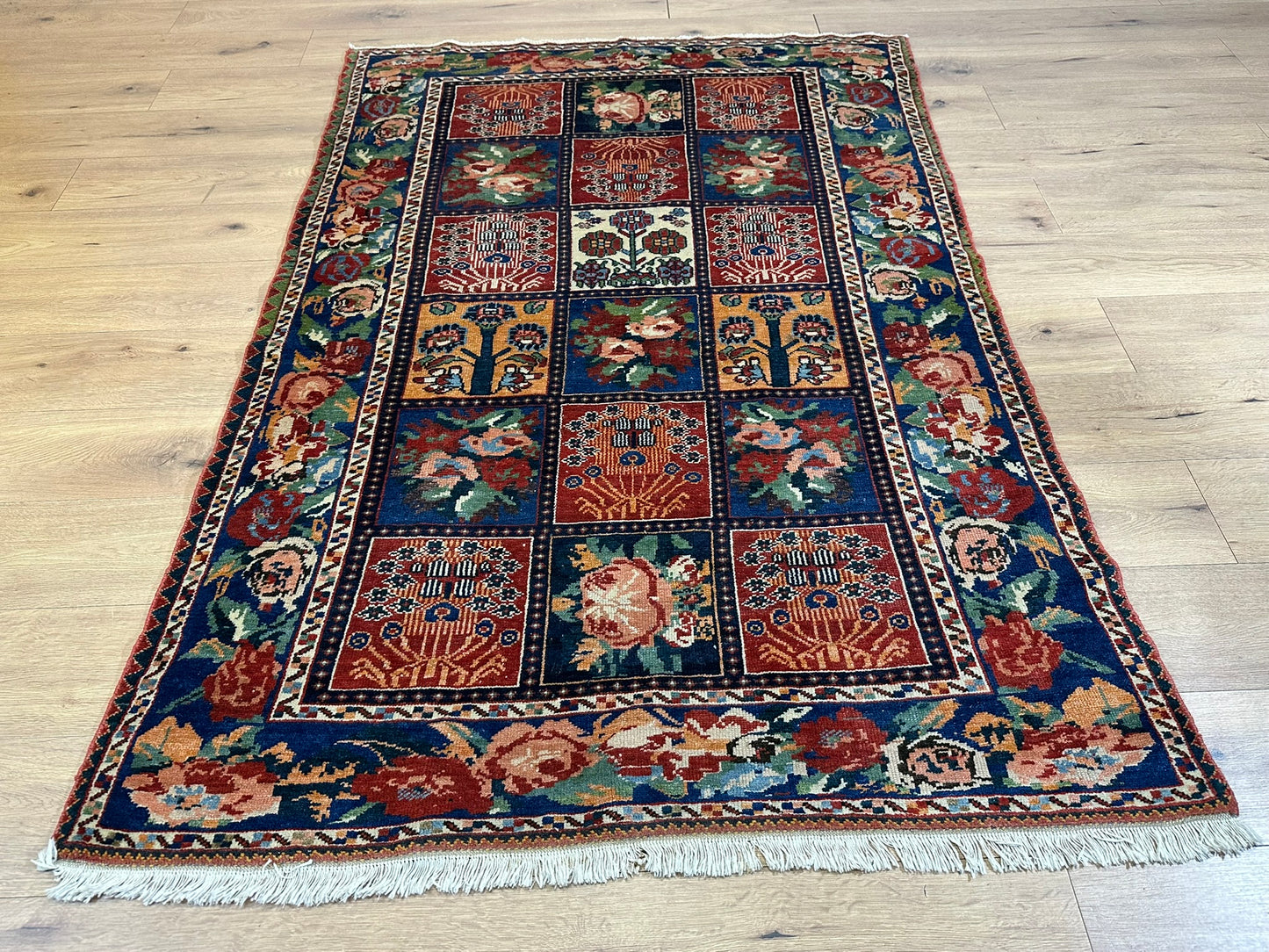 Antik Orientteppich handgeknüpft Bachtiar Felder  195x135 cm