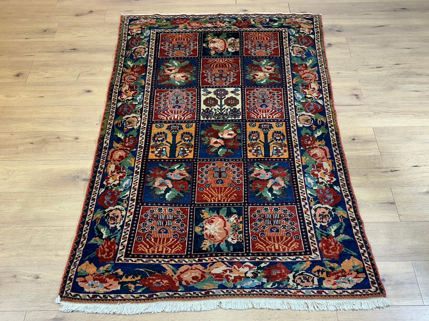 Antik Orientteppich handgeknüpft Bachtiar Felder  195x135 cm