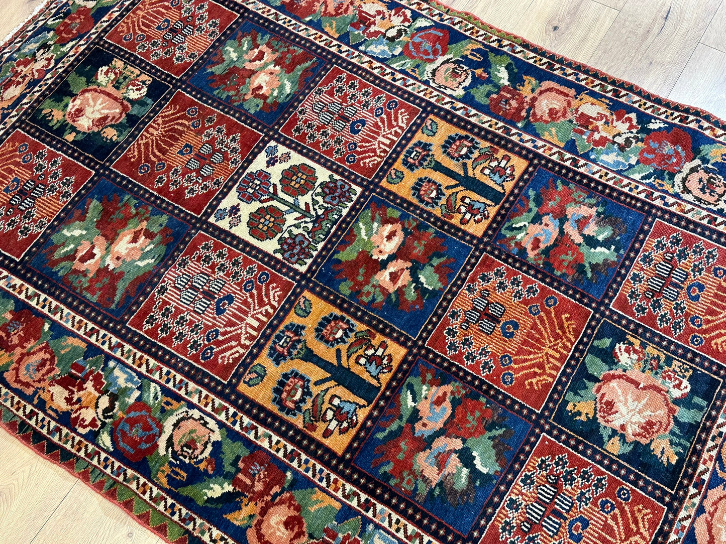 Antik Orientteppich handgeknüpft Bachtiar Felder  195x135 cm