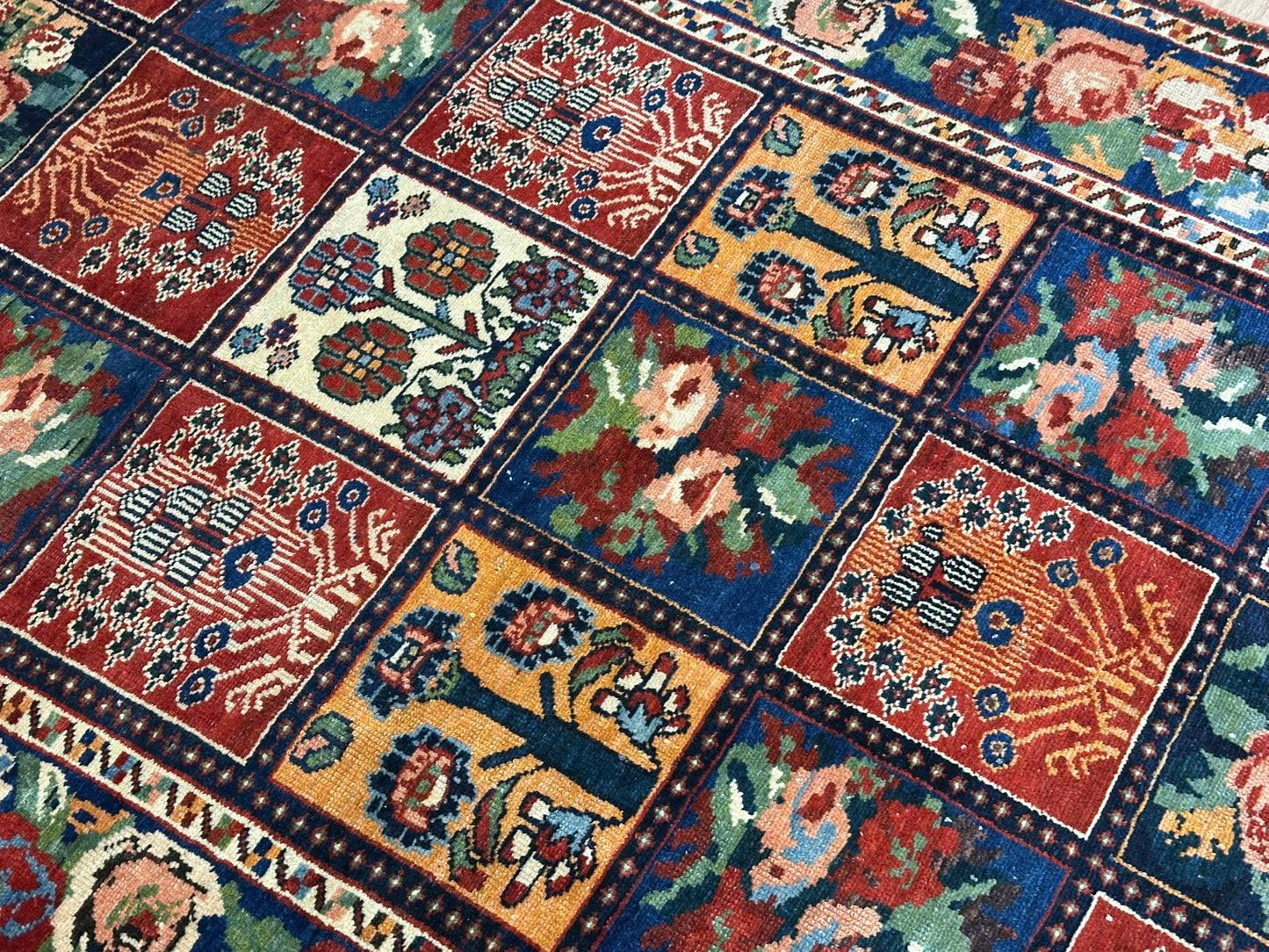 Antik Orientteppich handgeknüpft Bachtiar Felder  195x135 cm