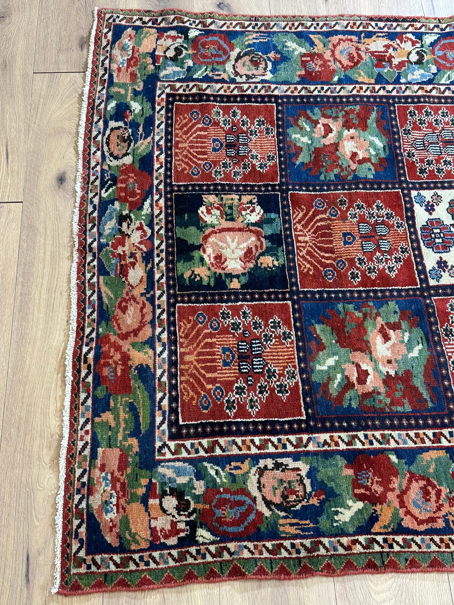 Antik Orientteppich handgeknüpft Bachtiar Felder  195x135 cm