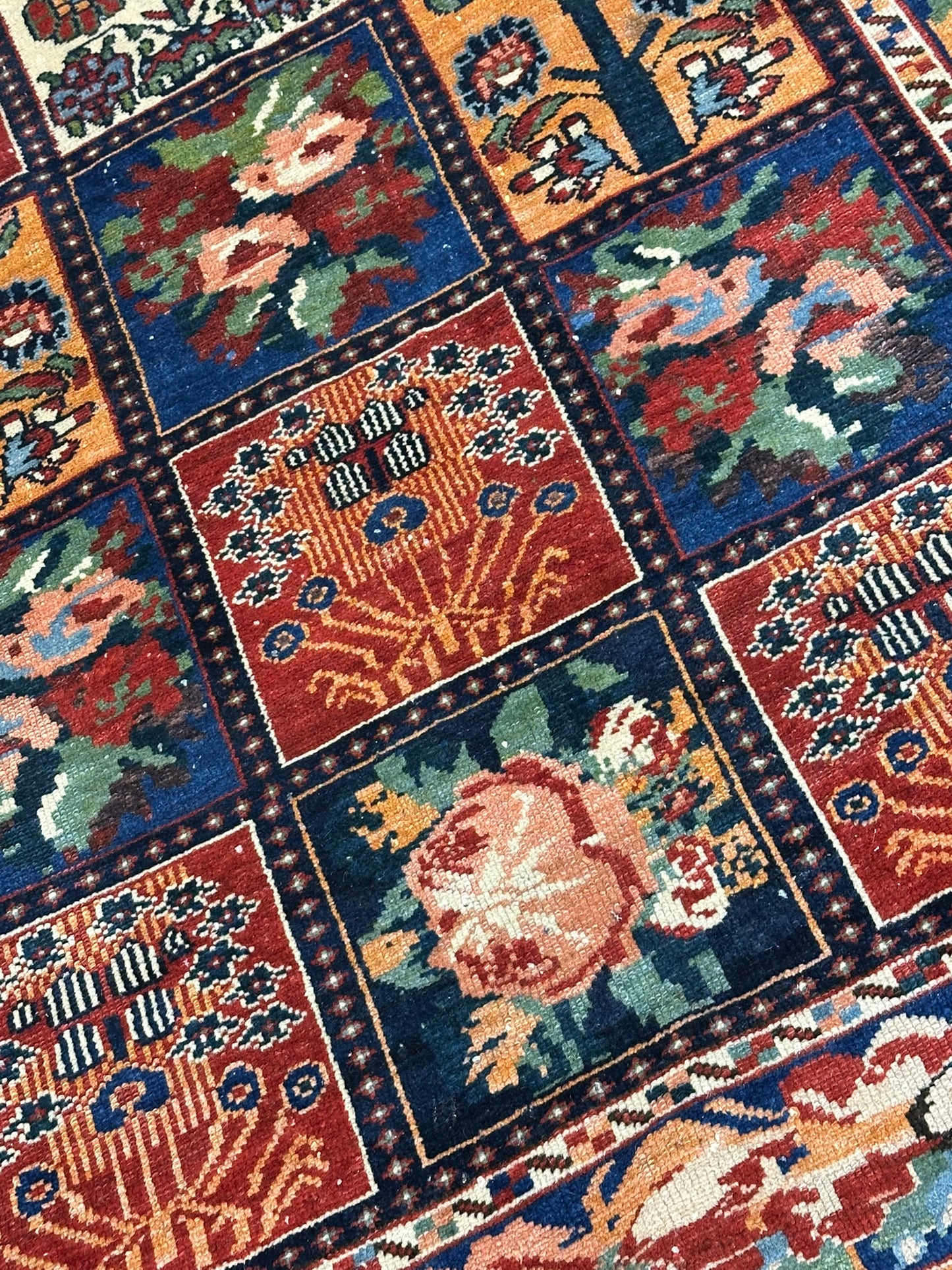 Antik Orientteppich handgeknüpft Bachtiar Felder  195x135 cm