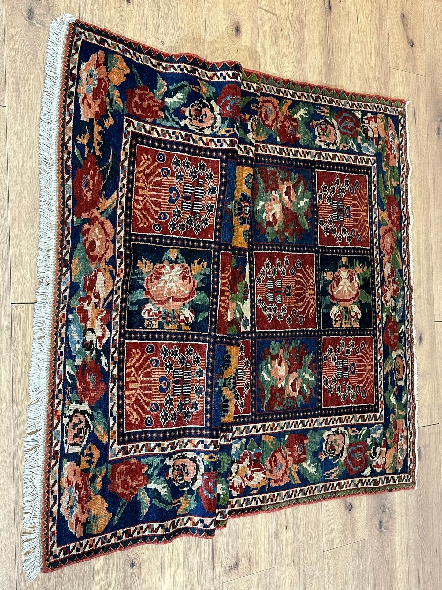 Antik Orientteppich handgeknüpft Bachtiar Felder  195x135 cm