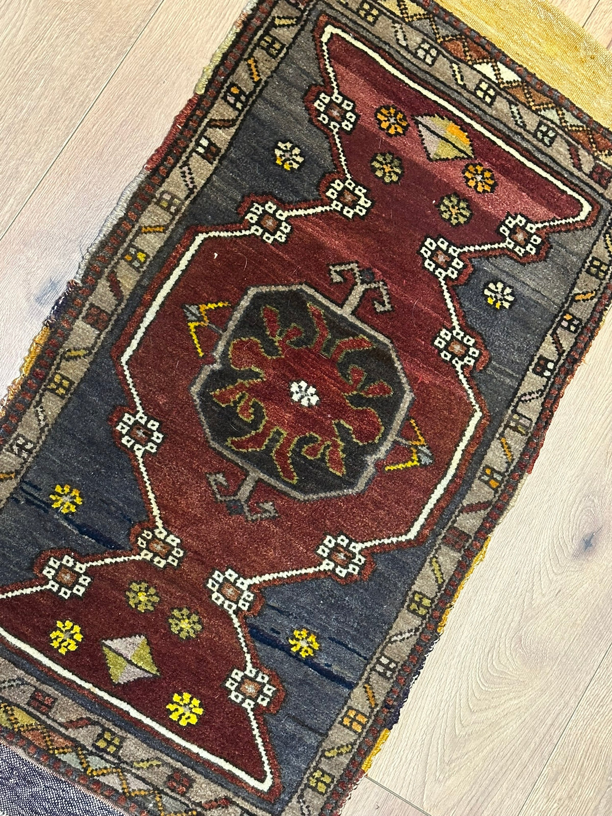 Antiker Orientteppich handgeknüpft Türkei Yahali 100 x 50 cm