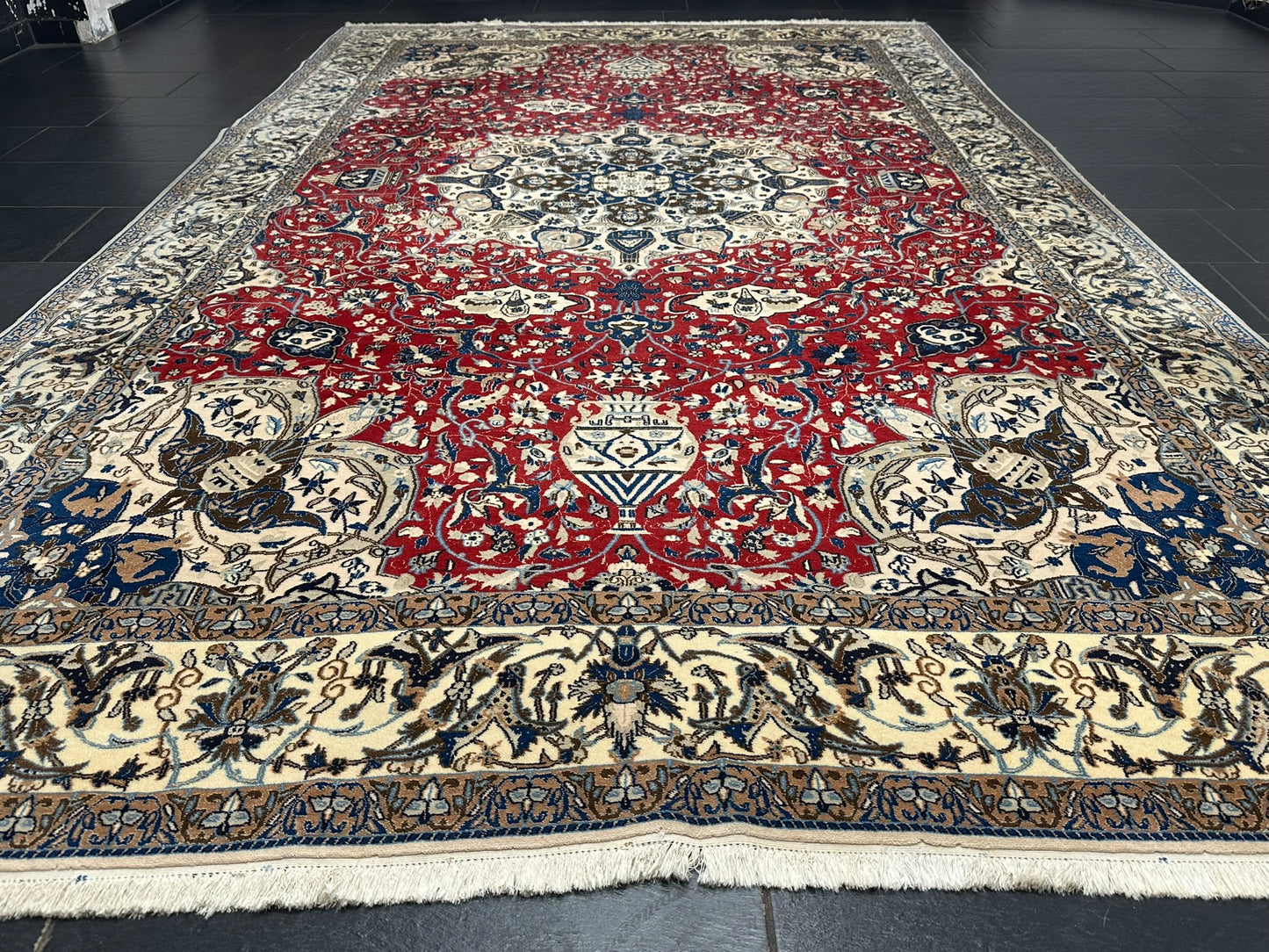 Orientteppich handgeknüpft Nain mit Seide 355x225 cm