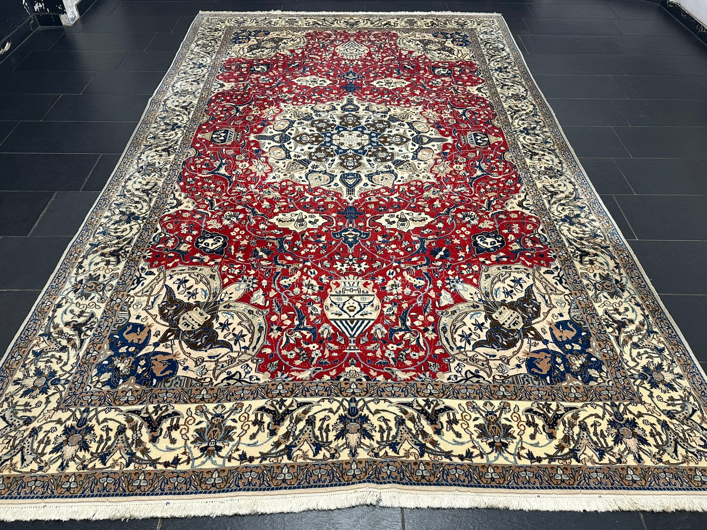 Orientteppich handgeknüpft Nain mit Seide 355x225 cm