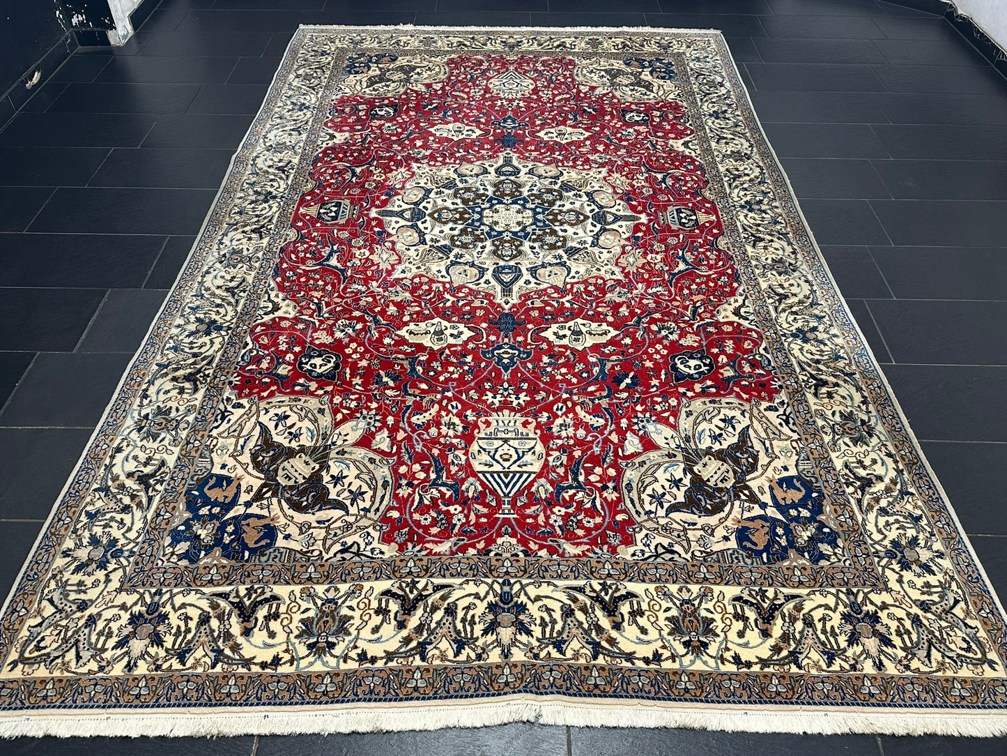 Orientteppich handgeknüpft Nain mit Seide 355x225 cm