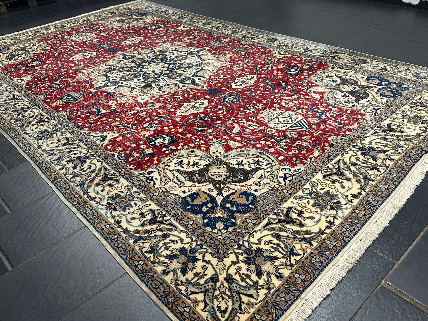 Orientteppich handgeknüpft Nain mit Seide 355x225 cm