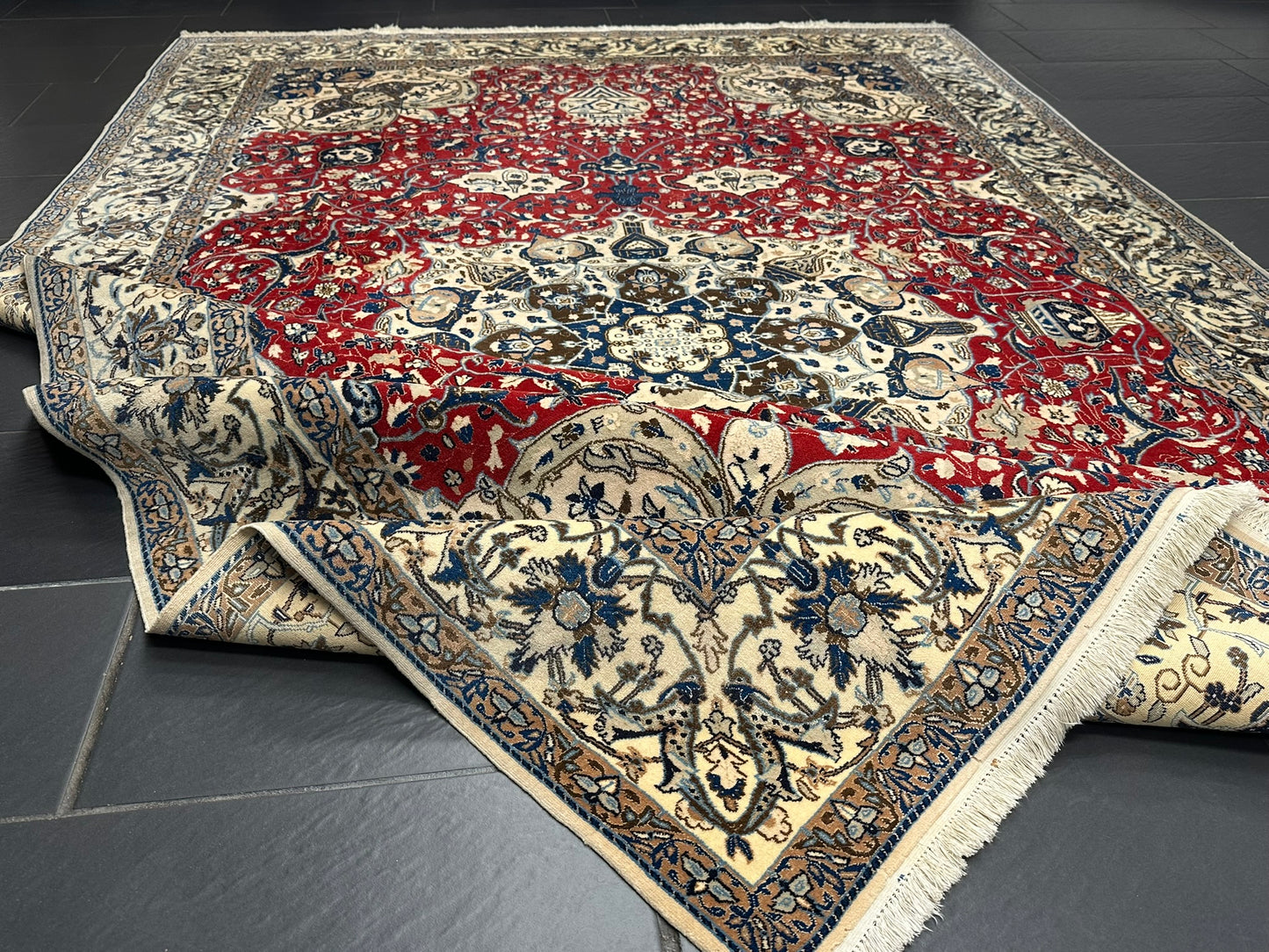 Orientteppich handgeknüpft Nain mit Seide 355x225 cm
