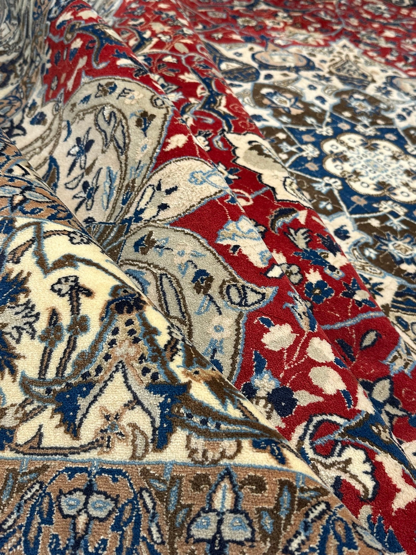 Orientteppich handgeknüpft Nain mit Seide 355x225 cm
