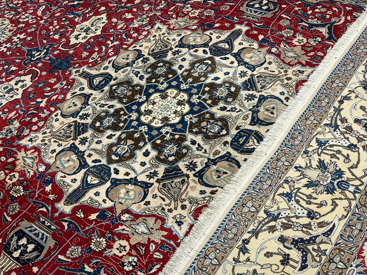 Orientteppich handgeknüpft Nain mit Seide 355x225 cm
