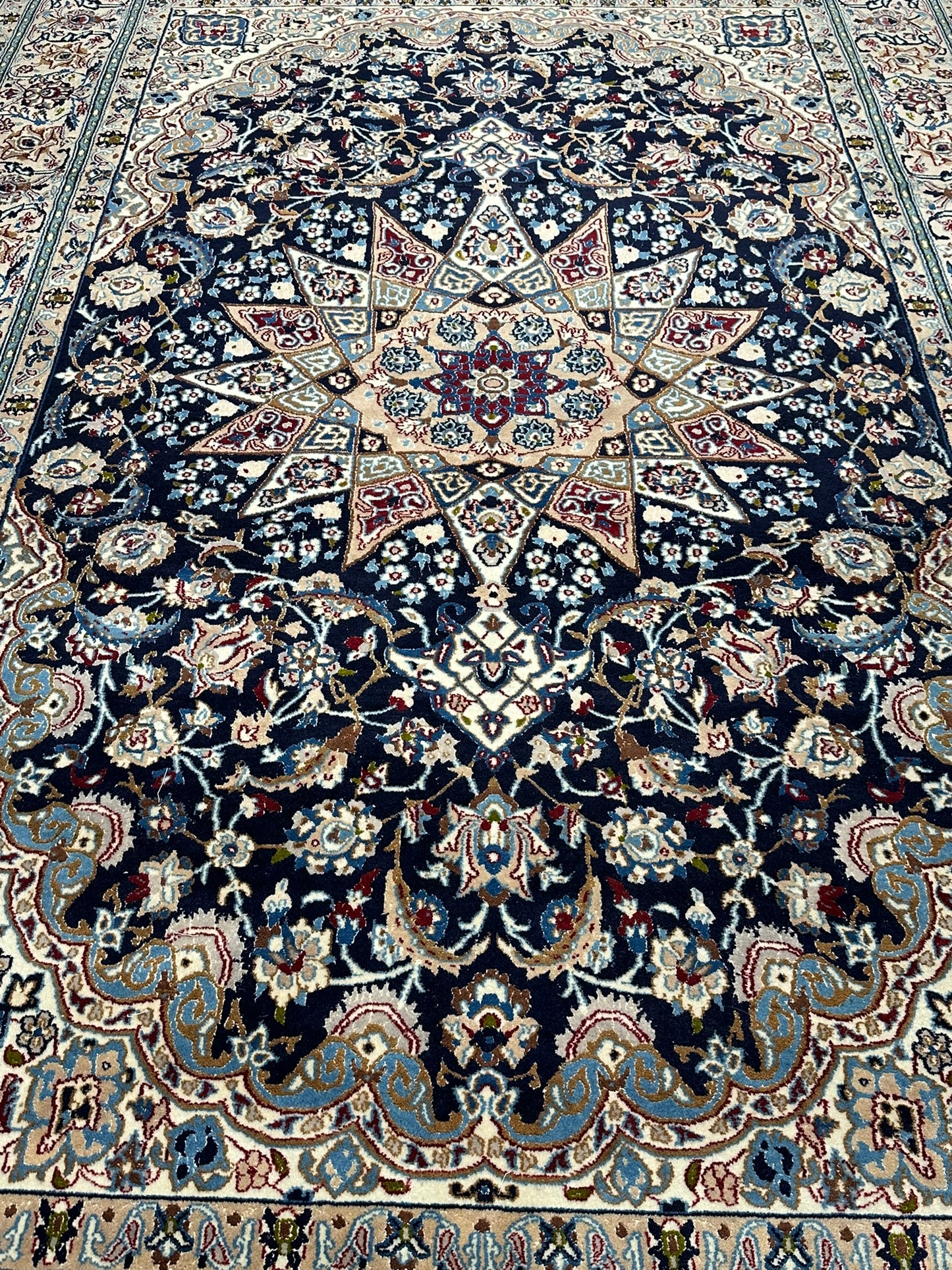 Orientteppich handgeknüpft Nain mit Seide 305x210 cm