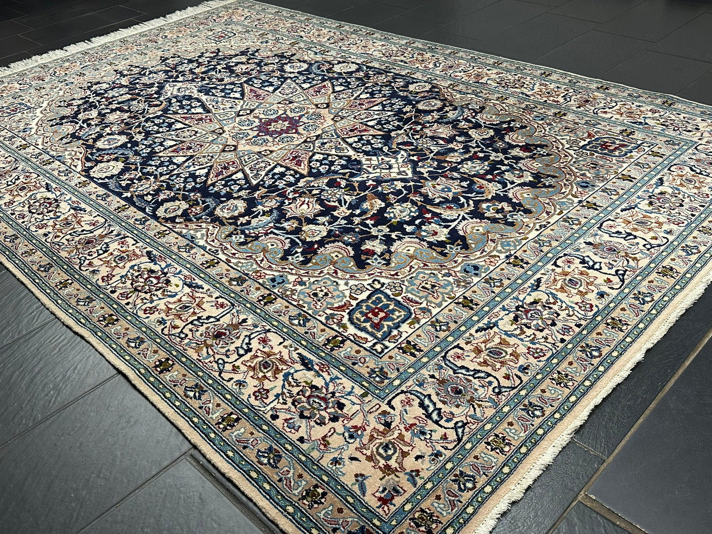 Orientteppich handgeknüpft Nain mit Seide 305x210 cm