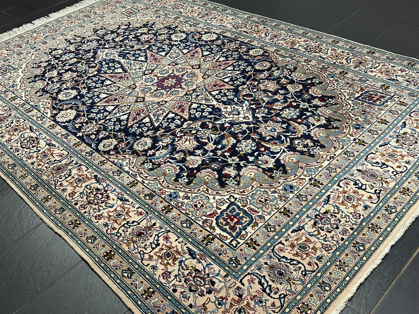 Orientteppich handgeknüpft Nain mit Seide 305x210 cm