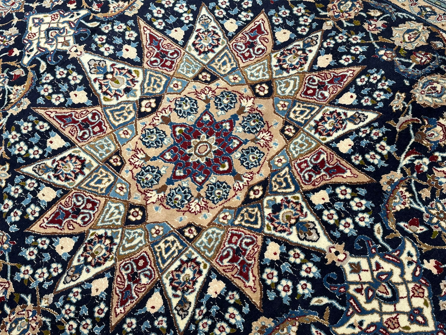 Orientteppich handgeknüpft Nain mit Seide 305x210 cm