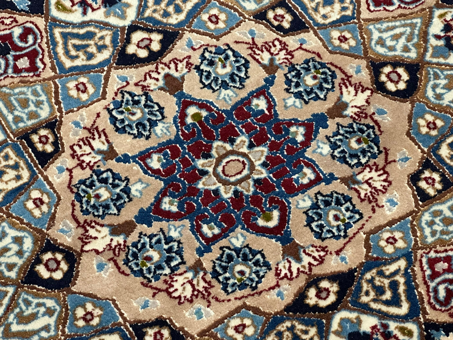 Orientteppich handgeknüpft Nain mit Seide 305x210 cm