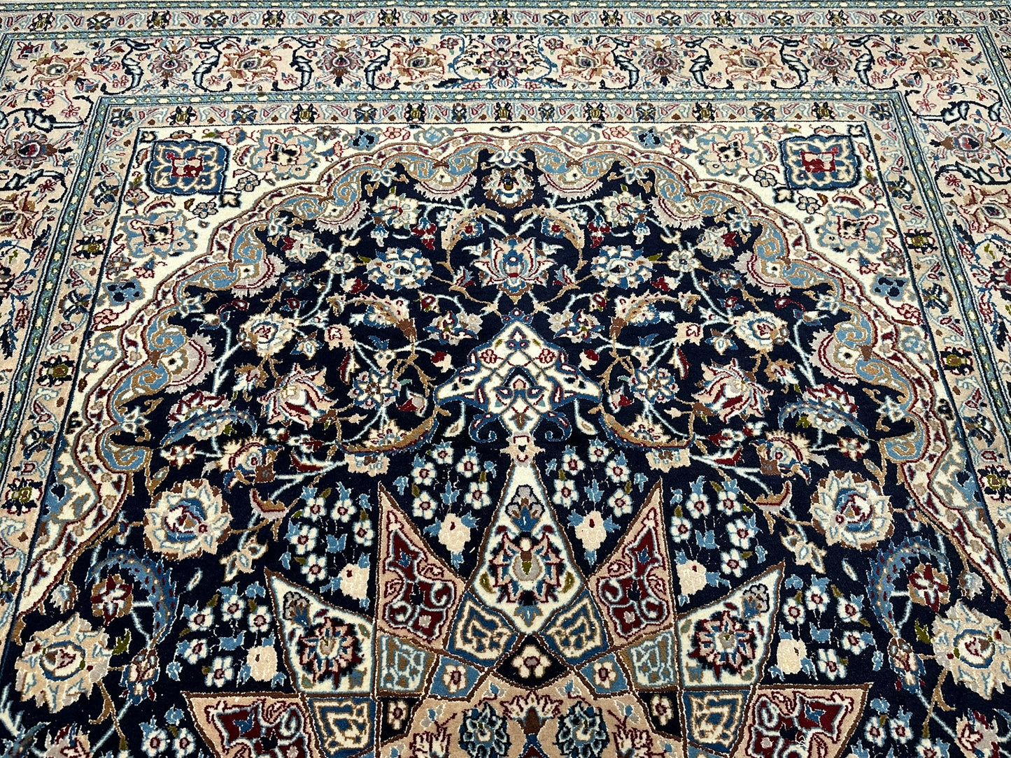 Orientteppich handgeknüpft Nain mit Seide 305x210 cm