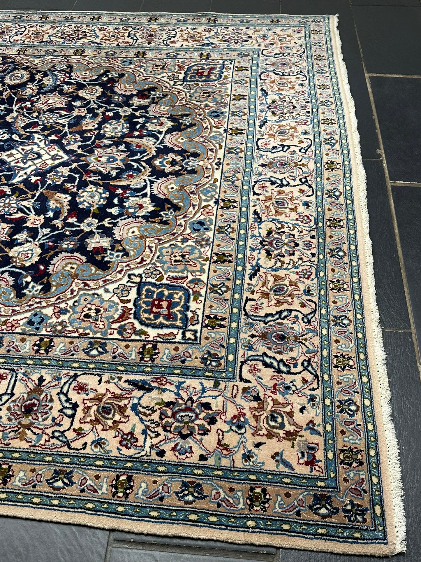 Orientteppich handgeknüpft Nain mit Seide 305x210 cm