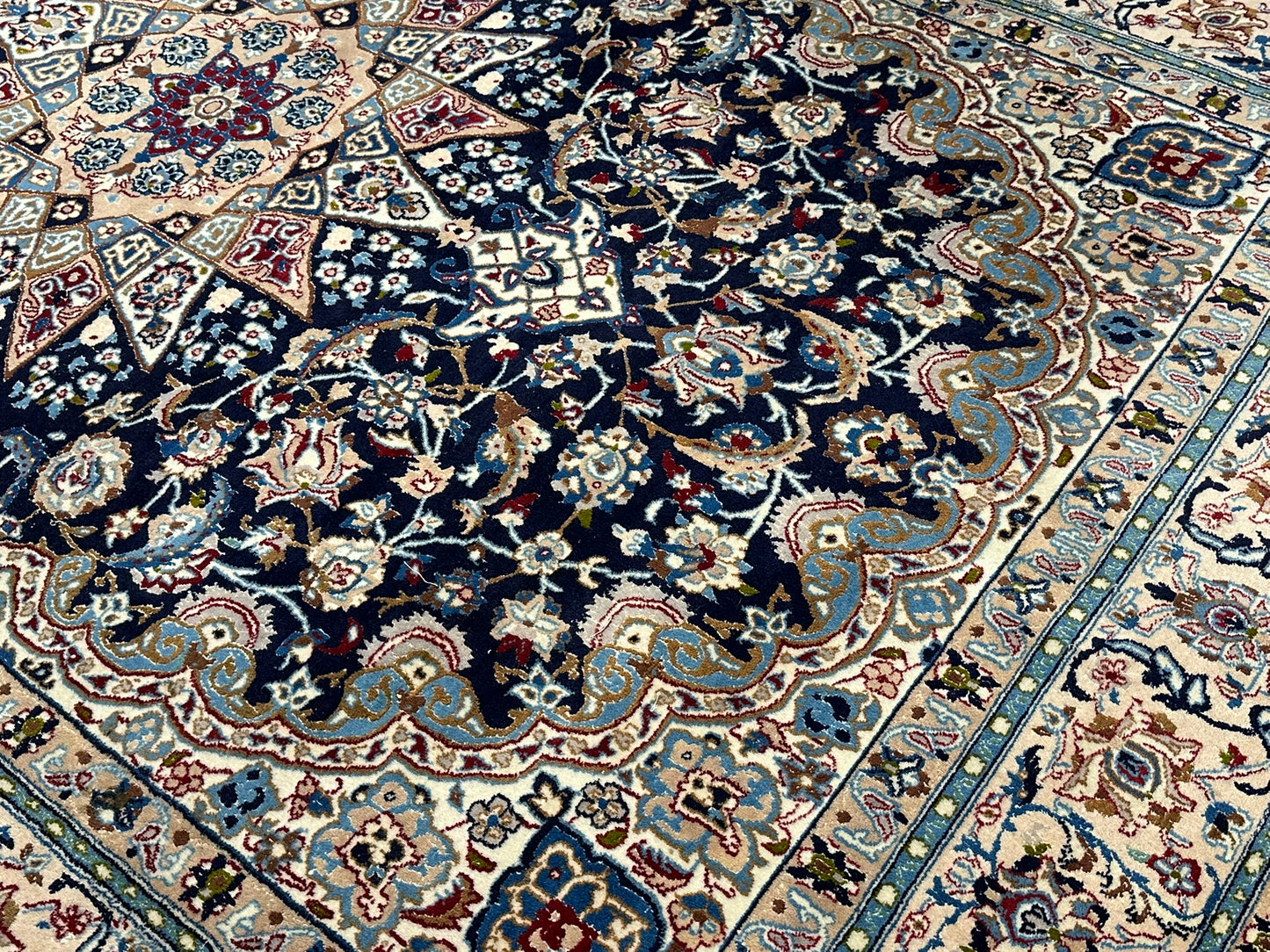 Orientteppich handgeknüpft Nain mit Seide 305x210 cm