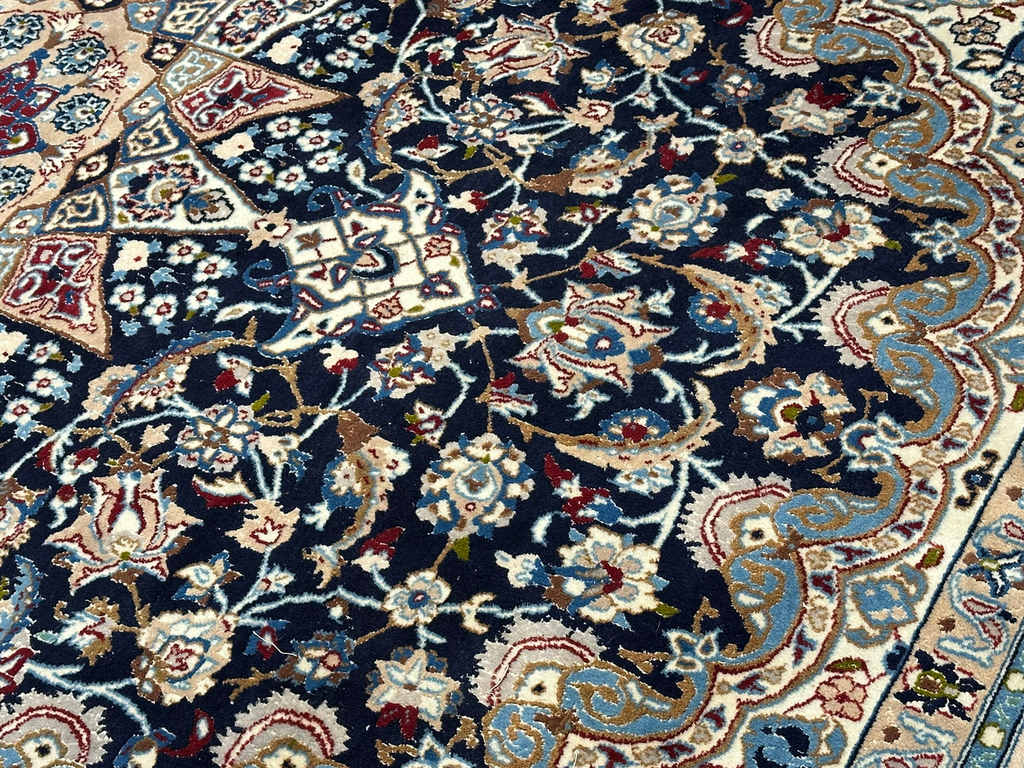 Orientteppich handgeknüpft Nain mit Seide 305x210 cm