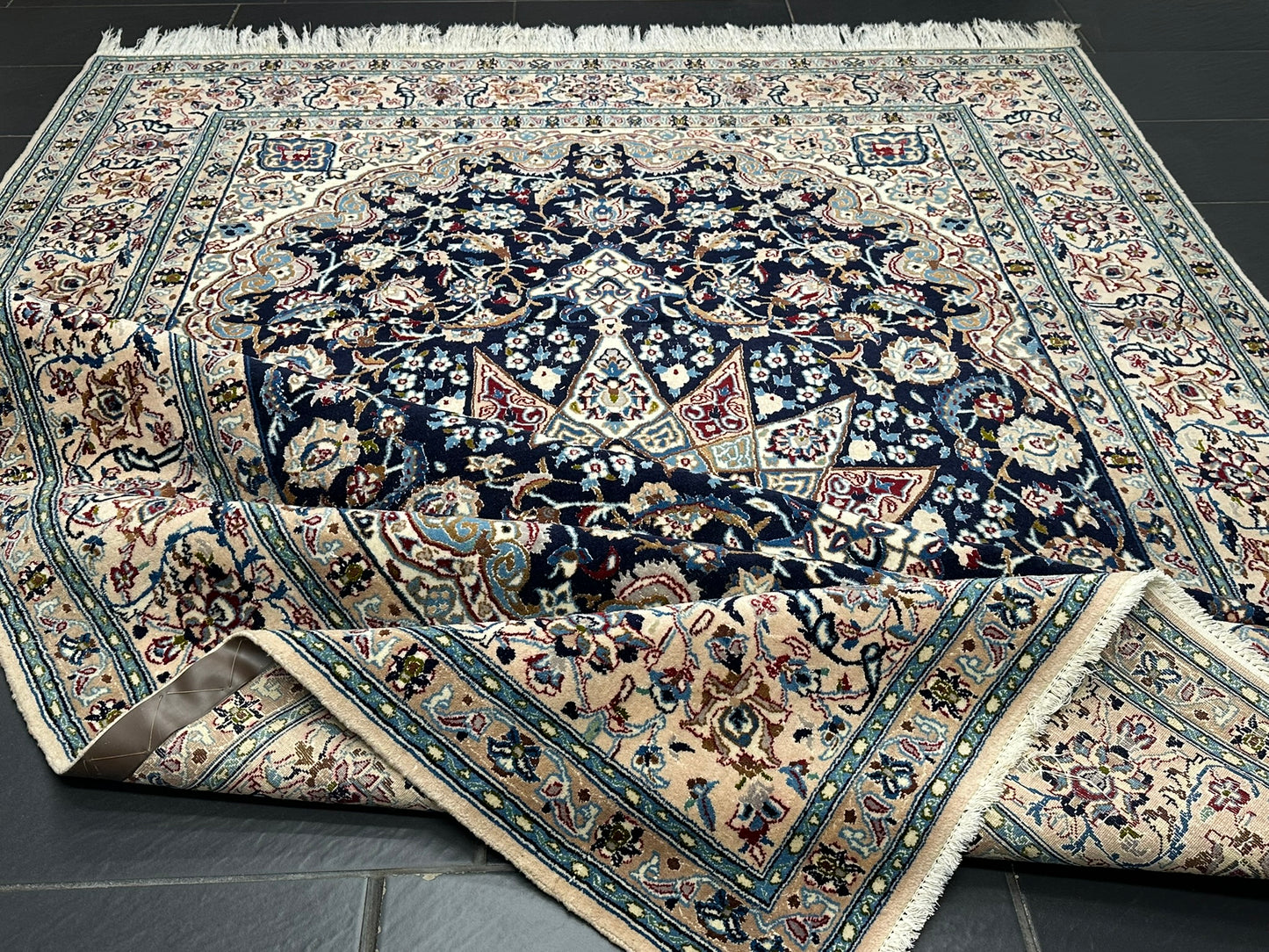 Orientteppich handgeknüpft Nain mit Seide 305x210 cm