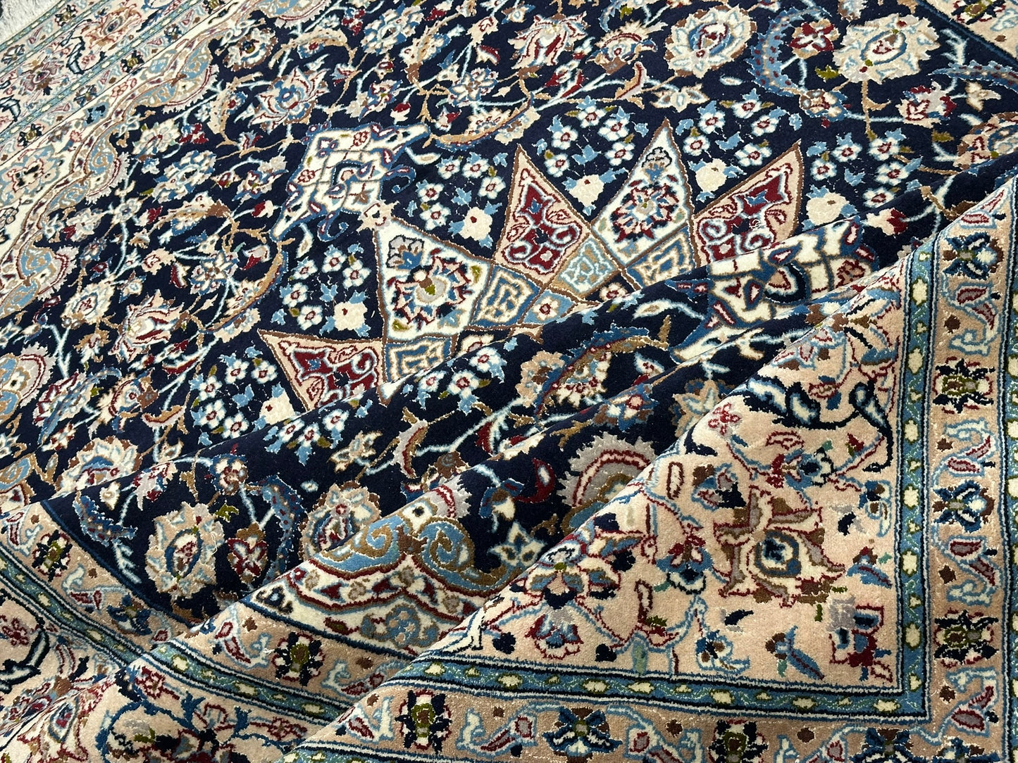 Orientteppich handgeknüpft Nain mit Seide 305x210 cm