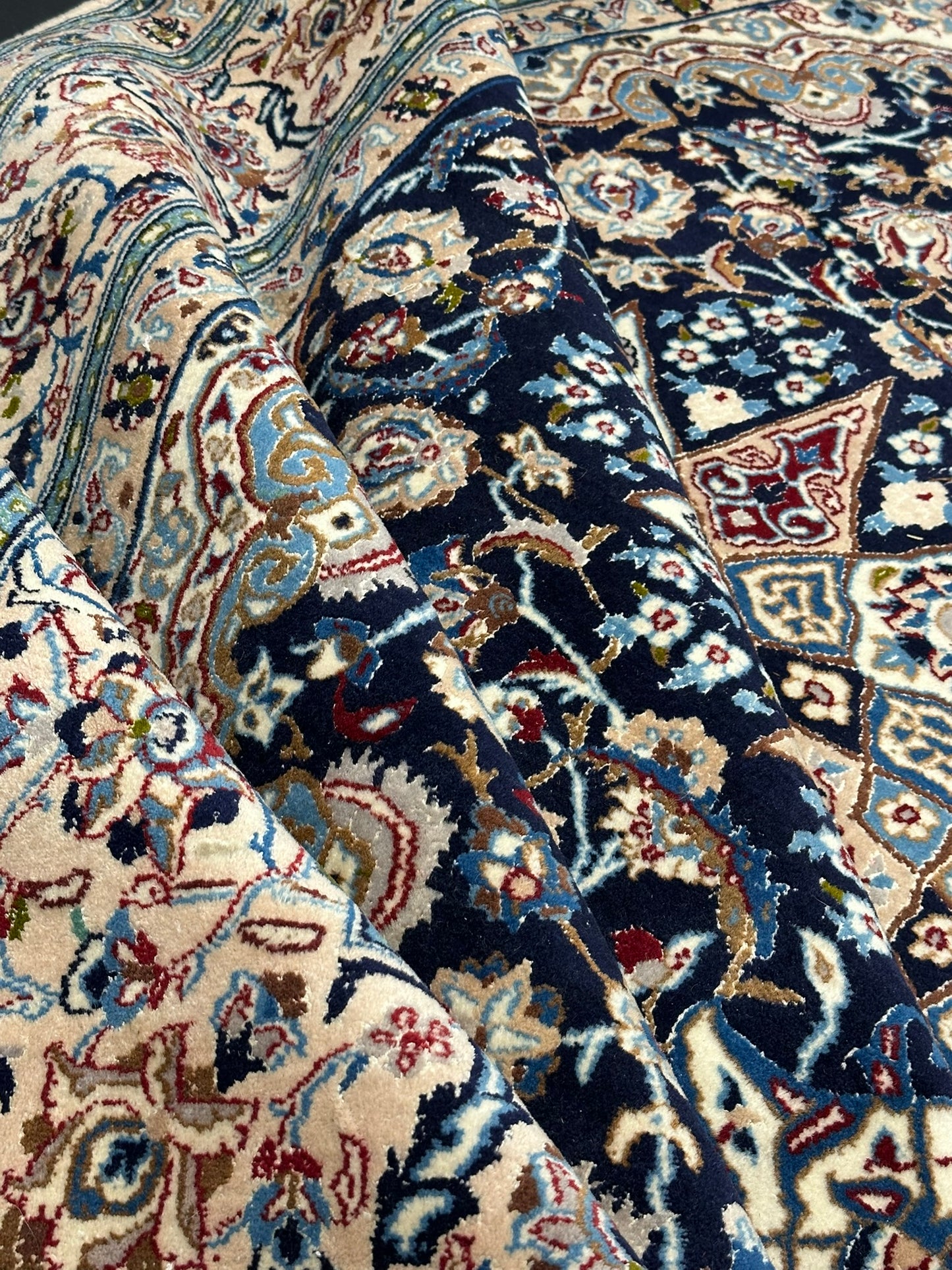 Orientteppich handgeknüpft Nain mit Seide 305x210 cm