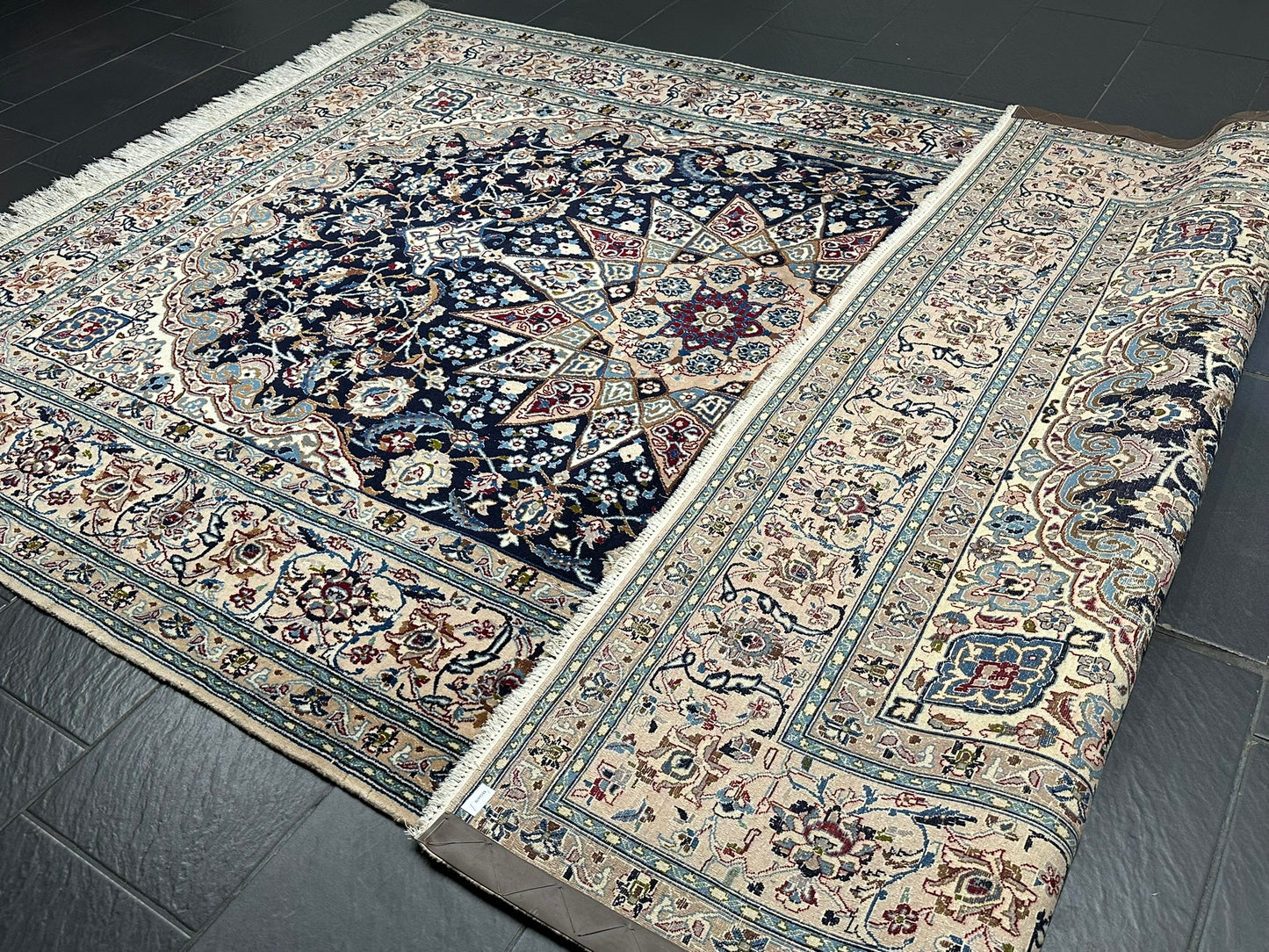Orientteppich handgeknüpft Nain mit Seide 305x210 cm