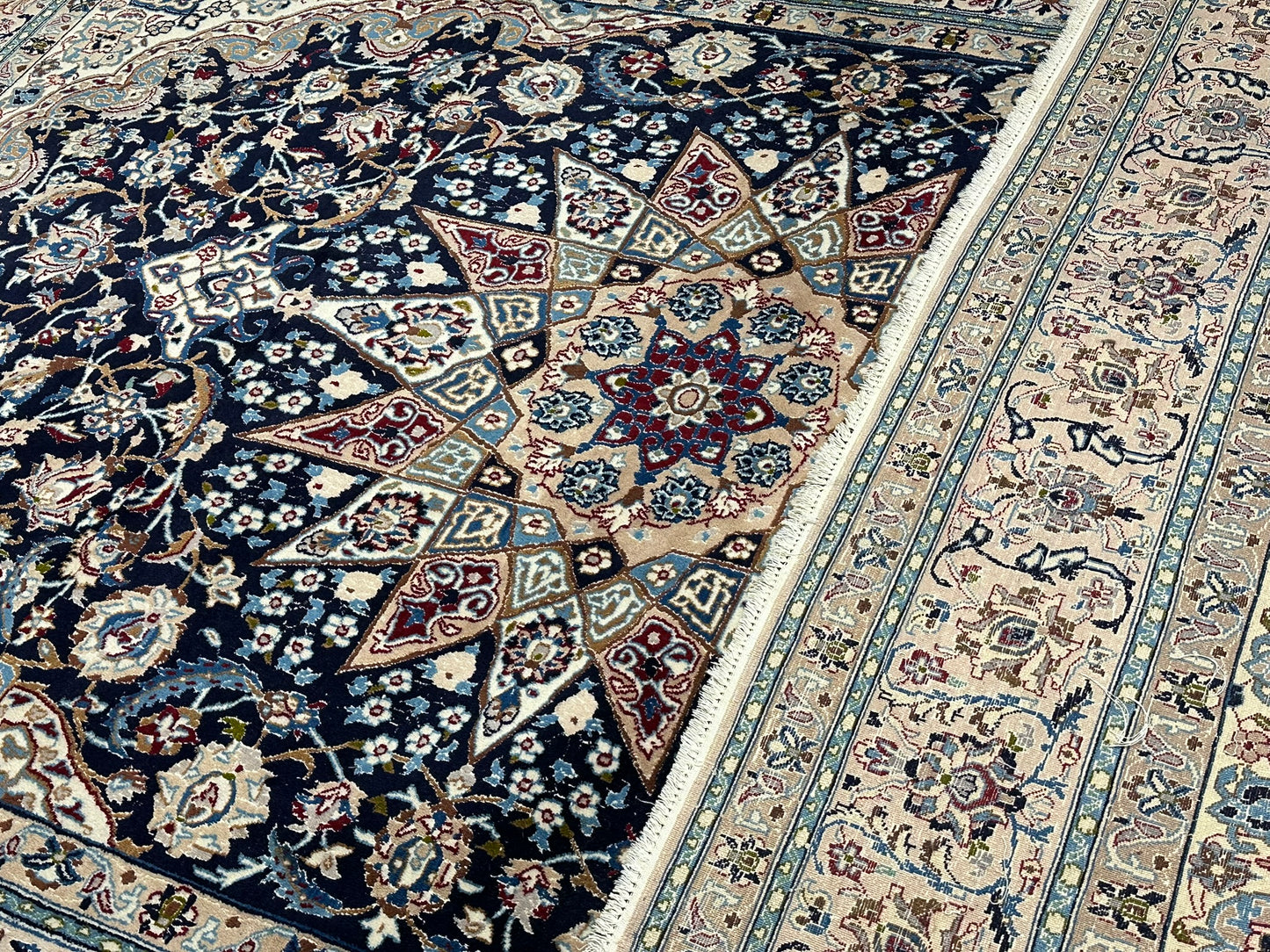 Orientteppich handgeknüpft Nain mit Seide 305x210 cm