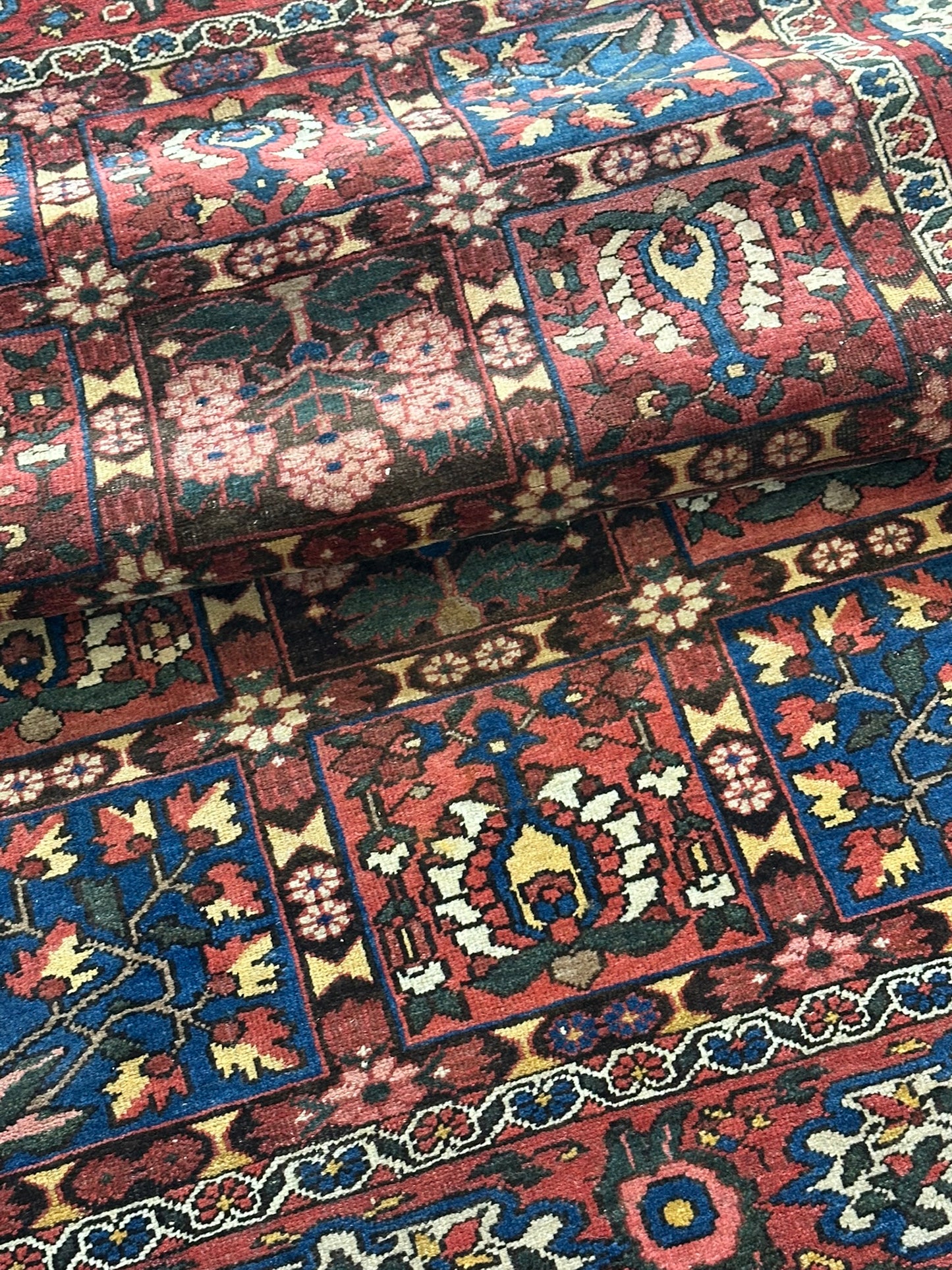 Antik Orientteppich handgeknüpft  Bachtiar naturfarben 200x145 cm