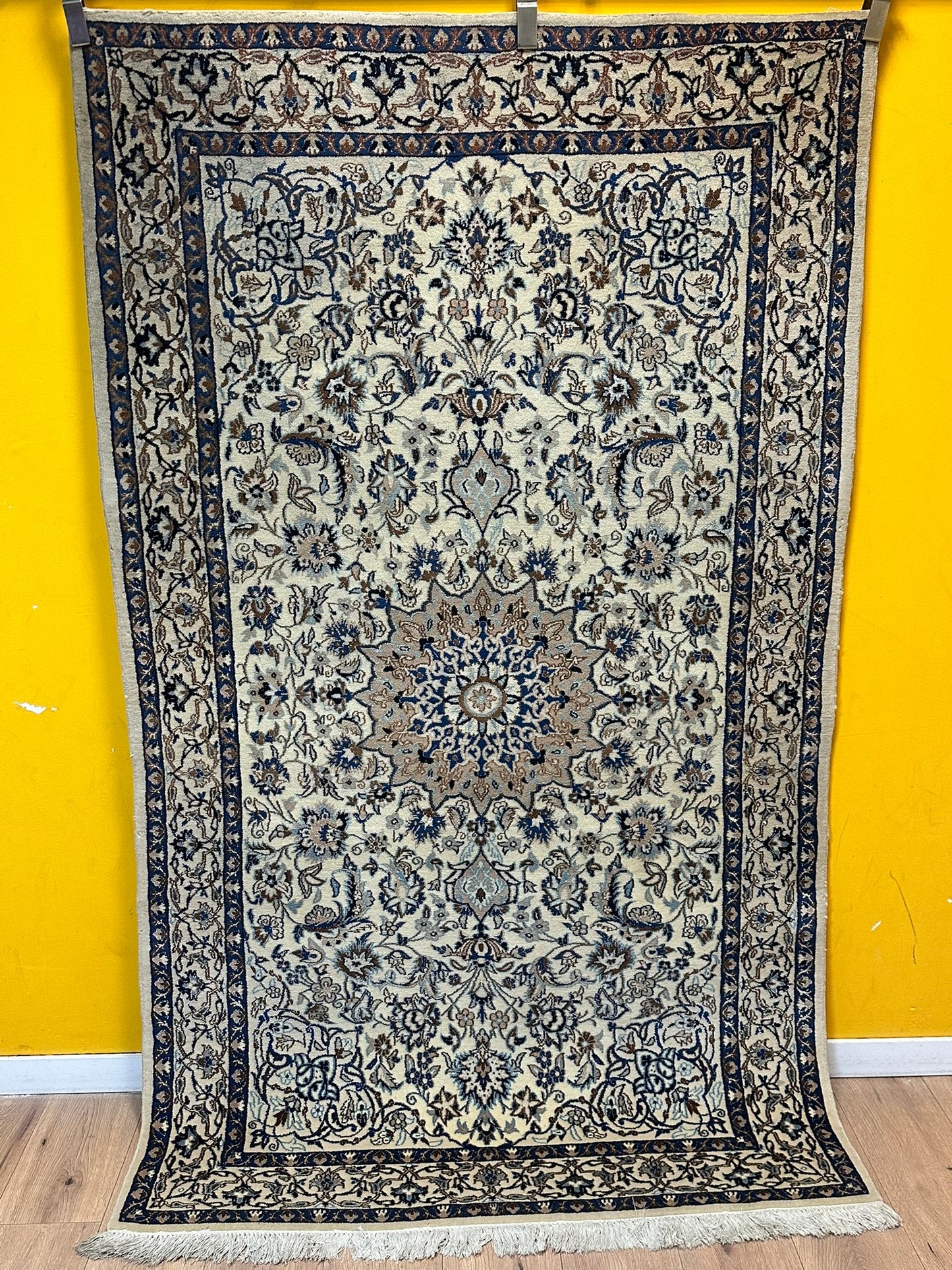 Orientteppich handgeknüpft 217x129 cm Nain mit Seide