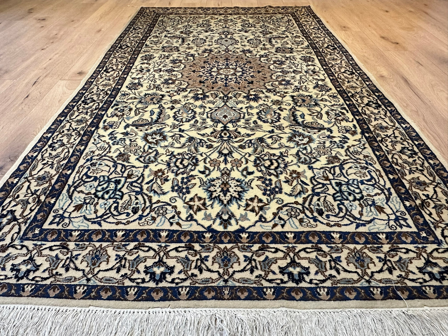 Orientteppich handgeknüpft 217x129 cm Nain mit Seide