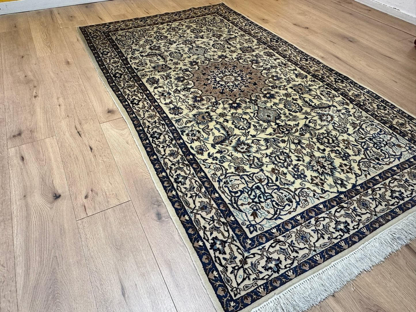 Orientteppich handgeknüpft 217x129 cm Nain mit Seide