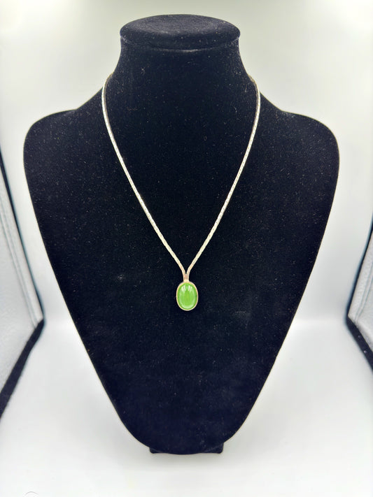 Elegante Versilberte Halskette mit Jade-Anhänger