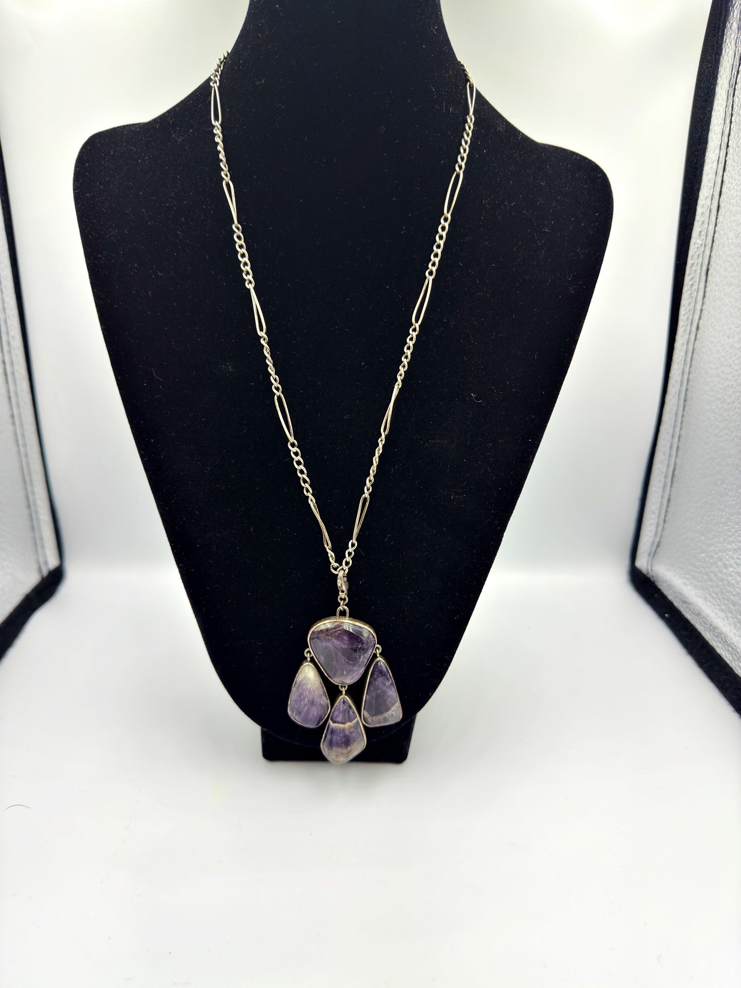 Elegante Halskette mit Amethystquarz-Anhängern